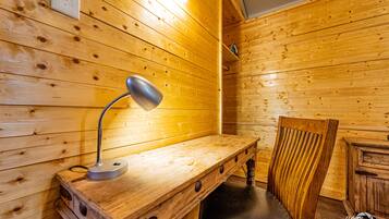 Premier Room | Pillowtop beds, iron/ironing board, free WiFi, bed sheets