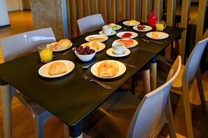 Esmorzar diari d'estil bufet gratuït