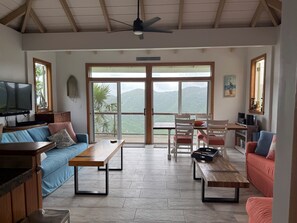 TV, books - Perfect family villa: Close to beaches + pool (St. John)