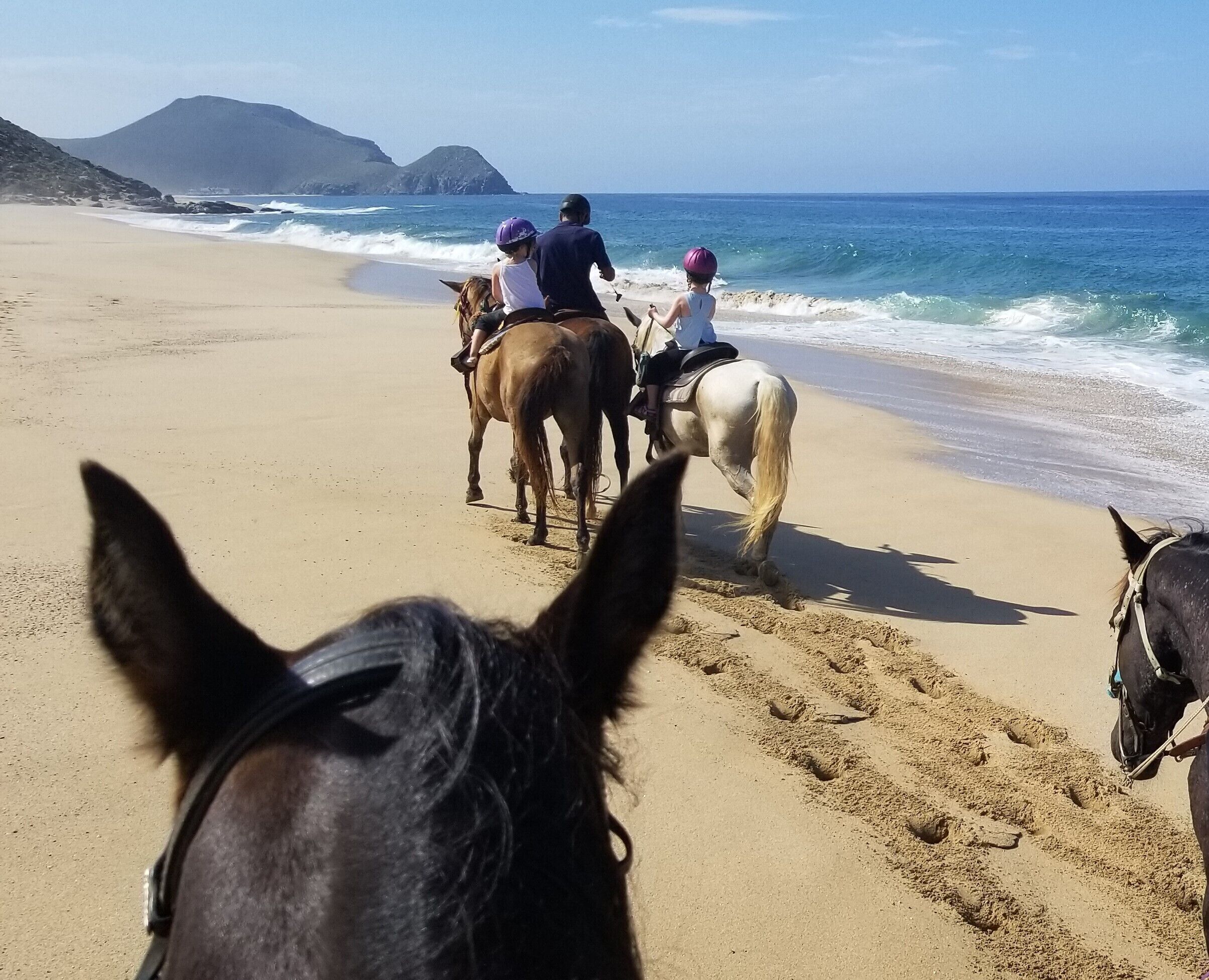 Beach nearby, sun-loungers, beach towels