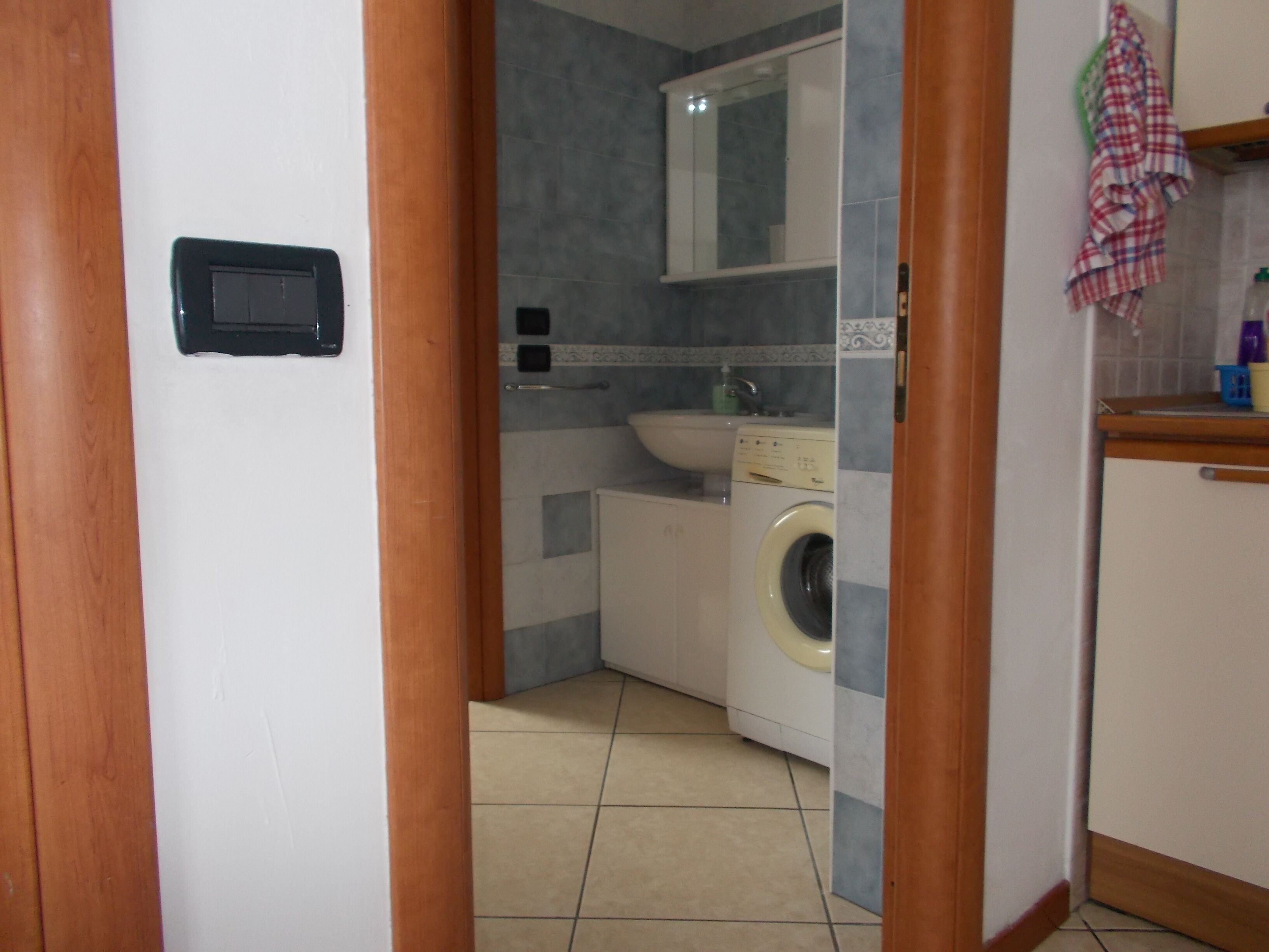 Douche, sèche-cheveux, bidet, serviettes fournies