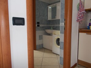 Ducha, secador de pelo, bidet, toallas