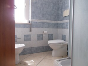 Shower, hair dryer, bidet, towels - The Window to the Park (Verona)