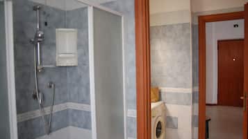 Doccia, asciugacapelli, bidet, asciugamani
