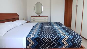 2 slaapkamers, een strijkplank/strijkijzer, gratis wifi, beddengoed