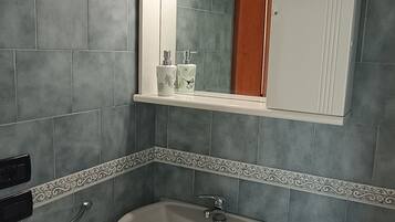 Dusche, Haartrockner, Bidet, Handtücher