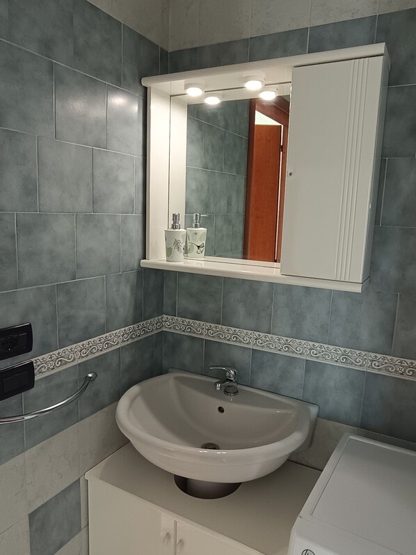 Shower, hair dryer, bidet, towels