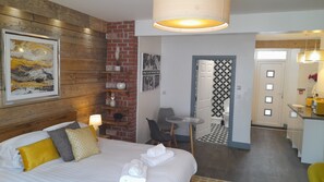 Premium Studio, Ensuite (Tickety Boo) | 1 bedroom - Sandy Toes Accommodation (Par)