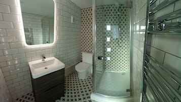 Deluxe Chalet, Private Bathroom, Courtyard View (Scrummy Cabin) | Bathroom