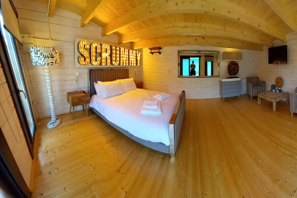 디럭스 샬레, 전용 욕실, 마당 전망 (Scrummy Cabin) | 내부