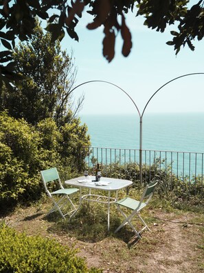 Outdoor dining - A CORNER OF PEACE OVERLOOKING THE SEA (Corniglia)