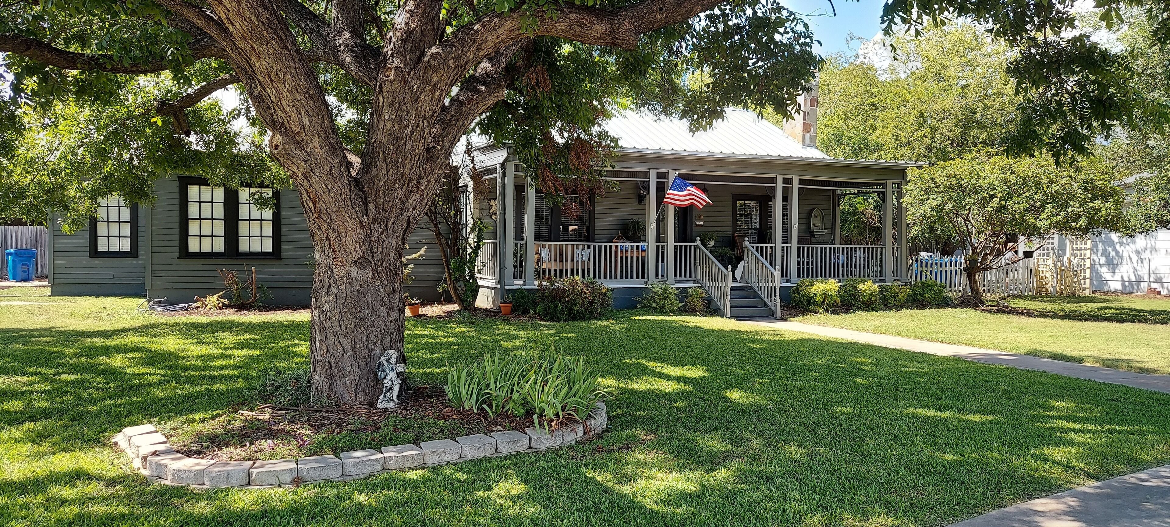 Nostalgic charm in the heart of downtown with Lake Marble Falls blocks away
