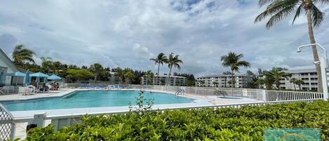 Piscina a l'aire lliure i piscina climatitzada