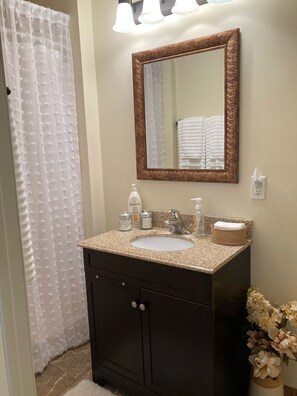 Dusj, boblebad, håndklær og såpe