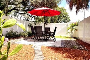 Outdoor dining - ★Cozy Bungalow ★Netflix! ★10 Min to DT and TPA✈ (Tampa)