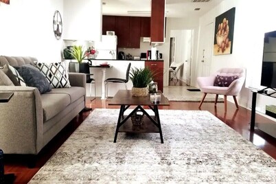 ★Cozy Bungalow ★Netflix! ★10 Min to DT and TPA✈