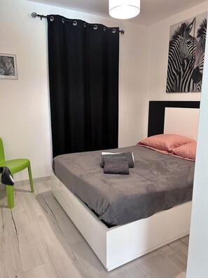 2 chambres, coffres-forts dans les chambres, fer et planche Ă repasser