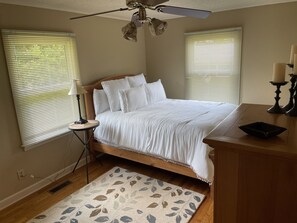 3 bedrooms, desk, iron/ironing board, travel crib