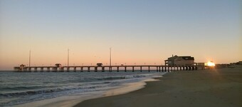 Salt & Light: Charming Contemporary Studio, Dog-friendly and Close to the Beach!