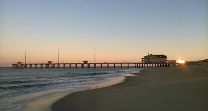 Salt & Light: Charming Contemporary Studio, Dog-friendly and Close to the Beach!