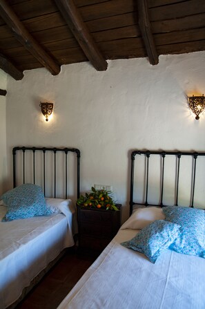 3 bedrooms, travel cot, bed sheets - Casa Rural Molino de Bony (Júzcar)