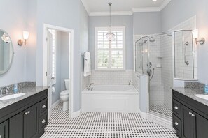 Combined shower/bathtub, jetted bath, hair dryer, towels - Treasure Beach House with private pool and dock (ST. AUGUSTINE)
