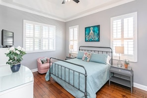 4 bedrooms, iron/ironing board, WiFi, bed sheets