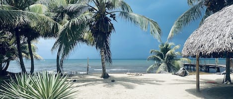 Sur la plage, chaise longue, serviettes de plage