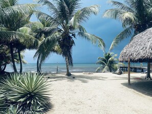 En la playa, camastros y toallas de playa 