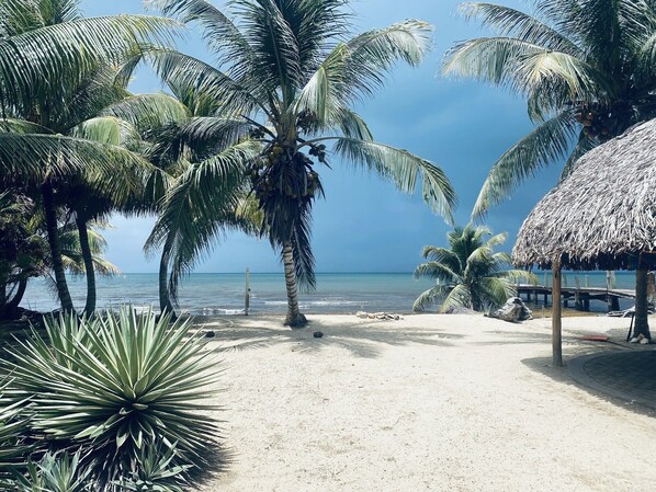 En la playa, camastros y toallas de playa