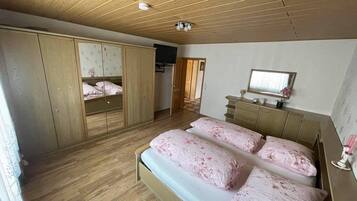 2 dormitoris, planxa i posts de planxar i un bressol de viatge