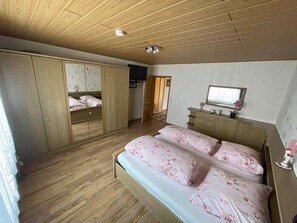 2 chambres, fer et planche à repasser, lit parapluie, Wi-Fi gratuit