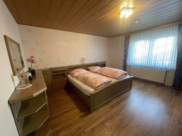 2 makuuhuonetta, silitysrauta/-lauta, vauvan matkasänky, ilmainen Wi-Fi