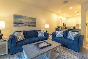 TV - Renovated 3BR, 2BA condo in Beach Style theme (Davenport)