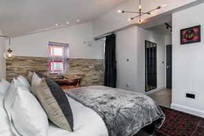 2 soverom, strykejern/-brett, reiseseng for barn og wi-fi