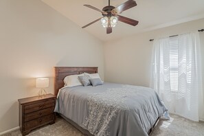 4 bedrooms, iron/ironing board, travel cot, WiFi - Your home base for Arizona adventure (Queen Creek)