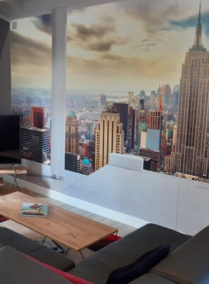 Een smart-tv, boeken en een stereo