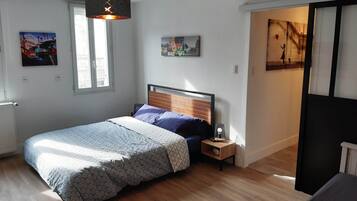 1 habitación, tabla de planchar con plancha y cuna de viaje