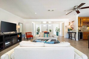 Smart TV, video games, books, stereo - Villa La Quinta Free Pool Heating RV Pkg @ Pt Happy (La Quinta)