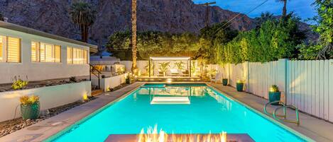 Alberca al aire libre y alberca climatizada