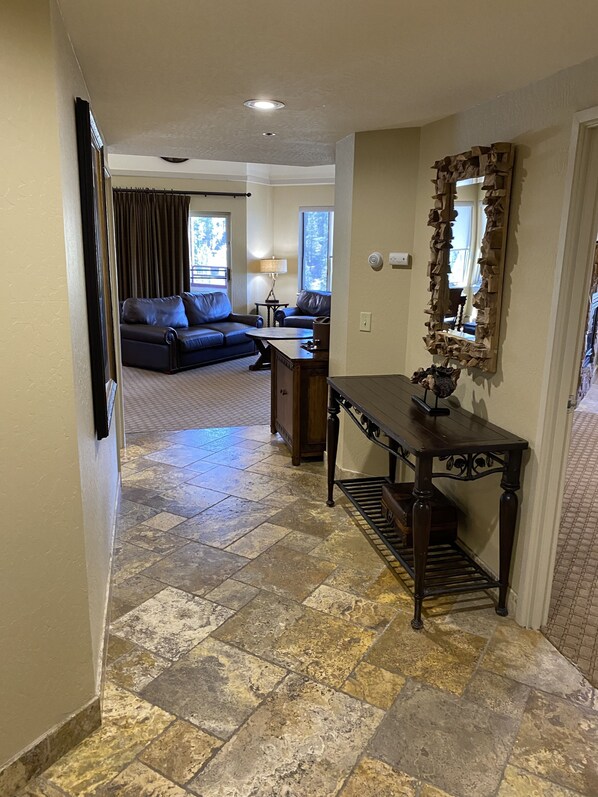 المنشأة من الداخل