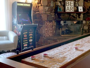Games room - Sierra Blue Hotel & Swim Club (Big Bear Lake)