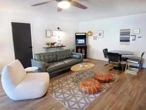 Egyptian cotton sheets, premium bedding, down duvets, memory-foam beds - Sierra Blue Hotel & Swim Club (Big Bear Lake)