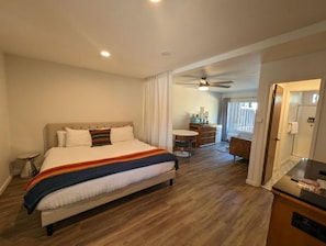 Egyptian cotton sheets, premium bedding, down duvets, memory-foam beds - Sierra Blue Hotel & Swim Club (Big Bear Lake)