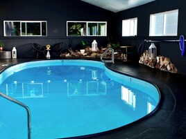 Indoor pool, sun loungers