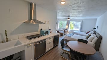 Studio Suite | Private kitchen | Mini-fridge, microwave, coffee/tea maker