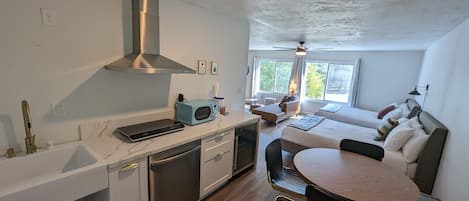 Studio Suite | Private kitchen | Mini-fridge, microwave, coffee/tea maker