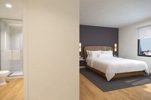 Standardværelse - 1 kingsize-seng (Mobility Accessible, Roll-In Shower) | Badeværelse | Hårtørrer, håndklæder, Sæbe, Shampoo