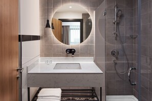 Suite, 1 habitación, vista al mar | Baño | Secadora de cabello, pantuflas, toallas 