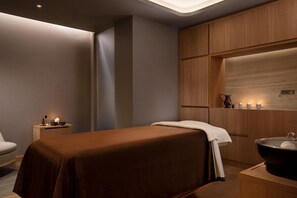 Sauna, hot tub, steam room, body treatments, aromatherapy